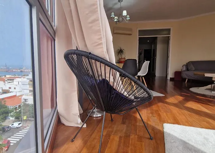 Vista Triangular Apartment *